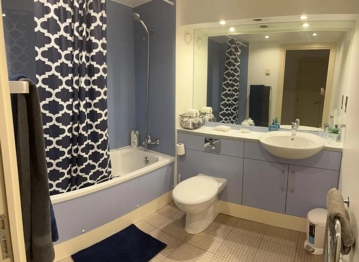 홈스테이 Large Room And Private Bathroom 런던 영국