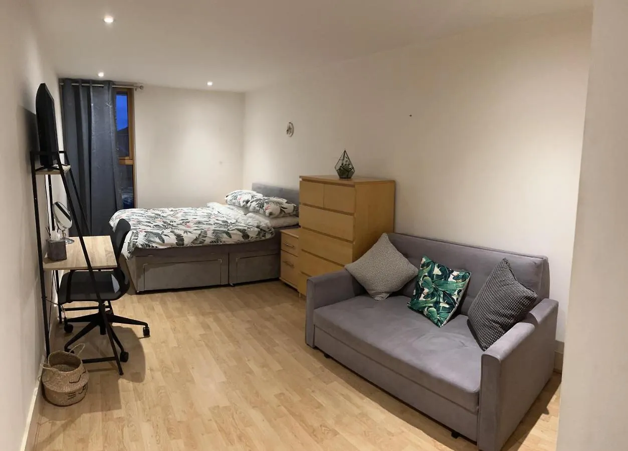 Large Room And Private Bathroom 런던