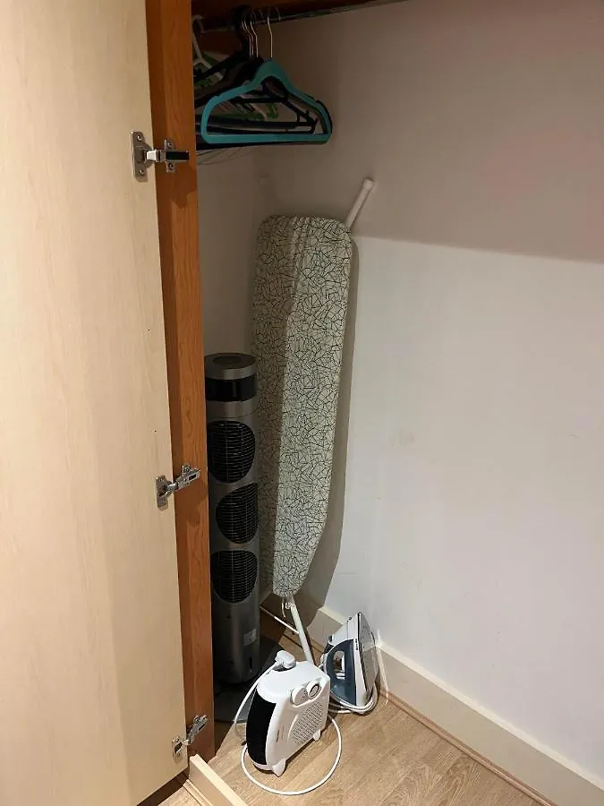 Large Room And Private Bathroom 런던 홈스테이